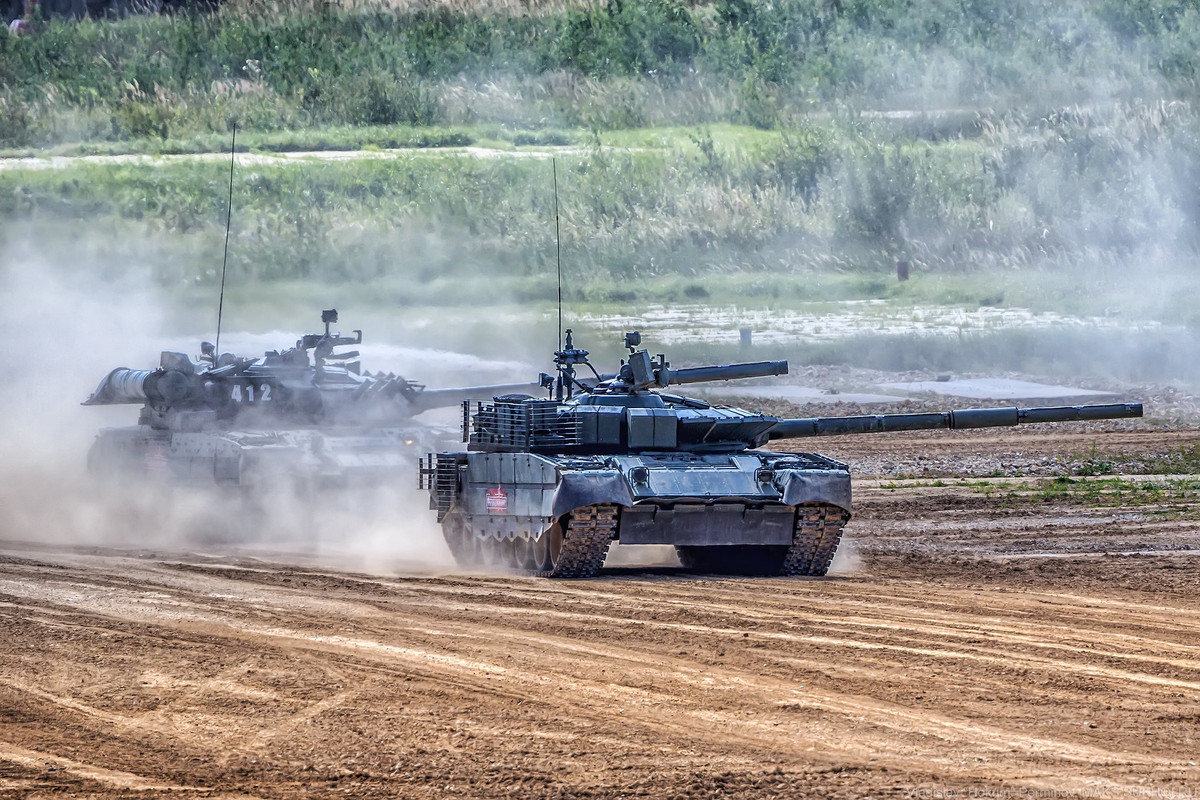 Theo tham số của nhà sản xuất, với đạn xuyên giáp cánh ổn định dưới cỡ nòng Svinets-1/2 (dùng thanh xuyên tungsten hoặc uranium) thì tầm bắn hiệu quả của T-80BVM trong điều kiện ban ngày từ 2.000-3.000m, ban đêm là 2.000-2.600m. Khả năng xuyên giáp 590-630mm ở cự ly đến 2.000m. Ảnh: Vitaly Kuzmin