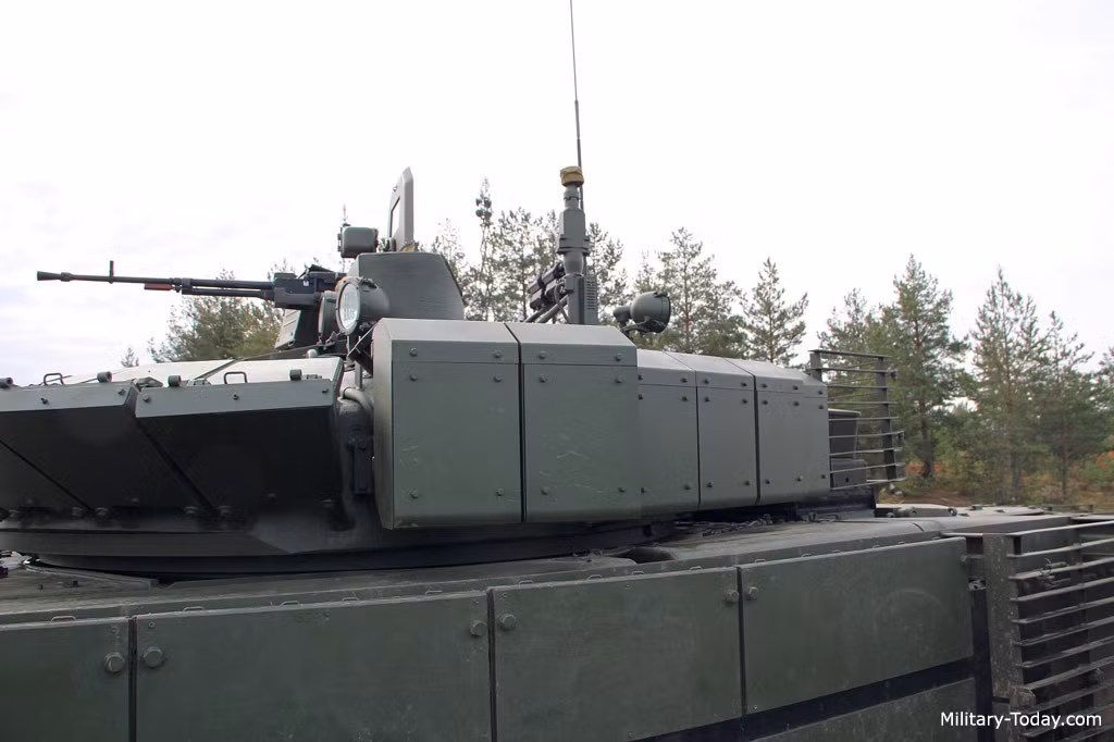 Ngoài ra, có nguồn tin cho rằng chúng còn được trang bị hệ thống gây nhiễu bị động để đối phó một số loại tên lửa chống tăng có điều khiển. Ảnh: Military-Today
