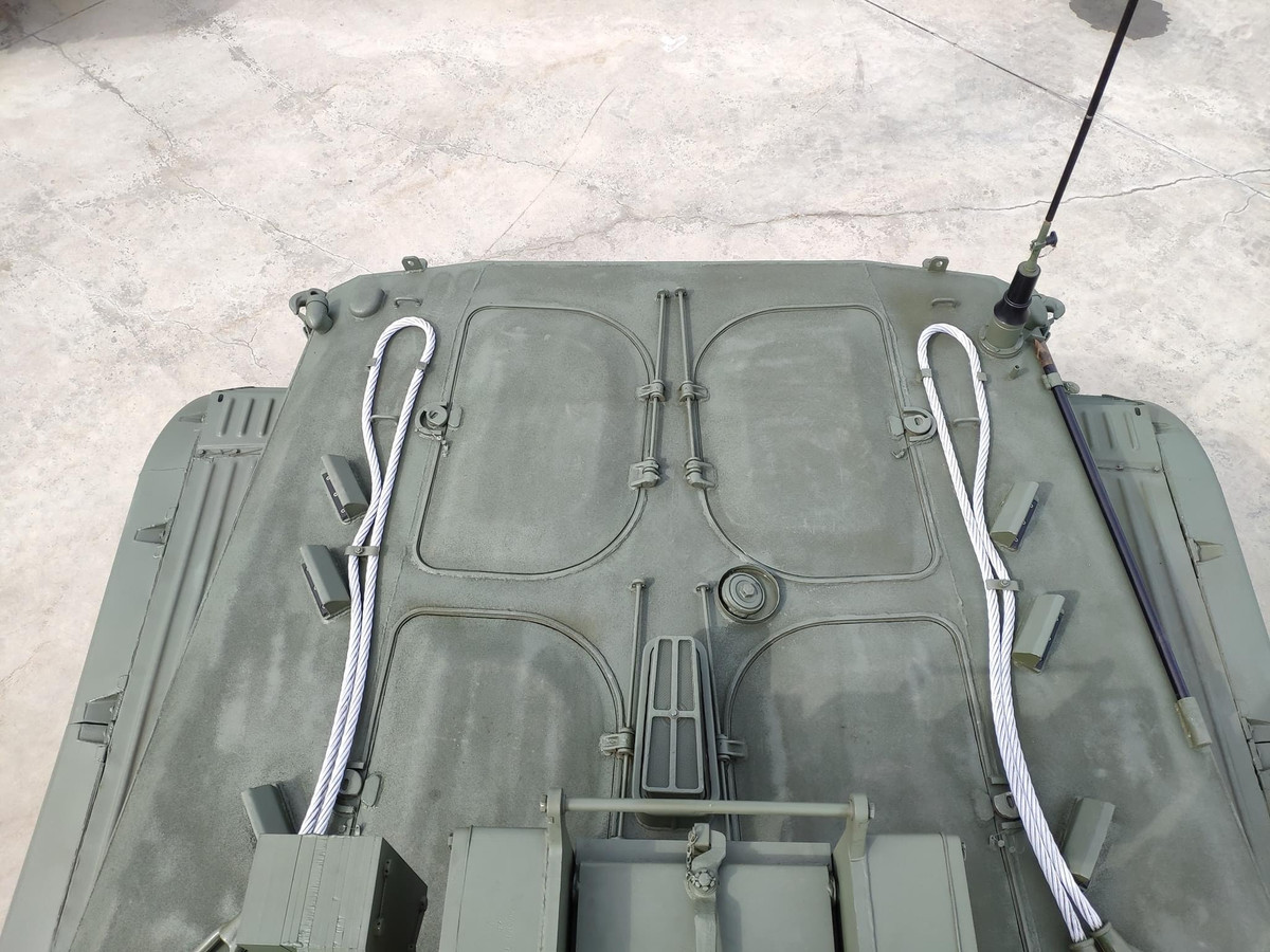 Tháp pháo cũ với pháo nòng trơn 2A28 Grom cỡ 73mm và tên lửa chống tăng 9M14M Malyutka (định danh NATO là AT-3) được thay thế bằng moldun tháp pháo tự động của xe bọc thép BTR-82A với pháo 2A72 cỡ nòng 30mm, một súng máy PKTM cỡ nòng 7.62mm và có thể bổ sung thêm các loại tên lửa chống tăng. Ảnh: Phía sau nóc xe BMP-1AM.