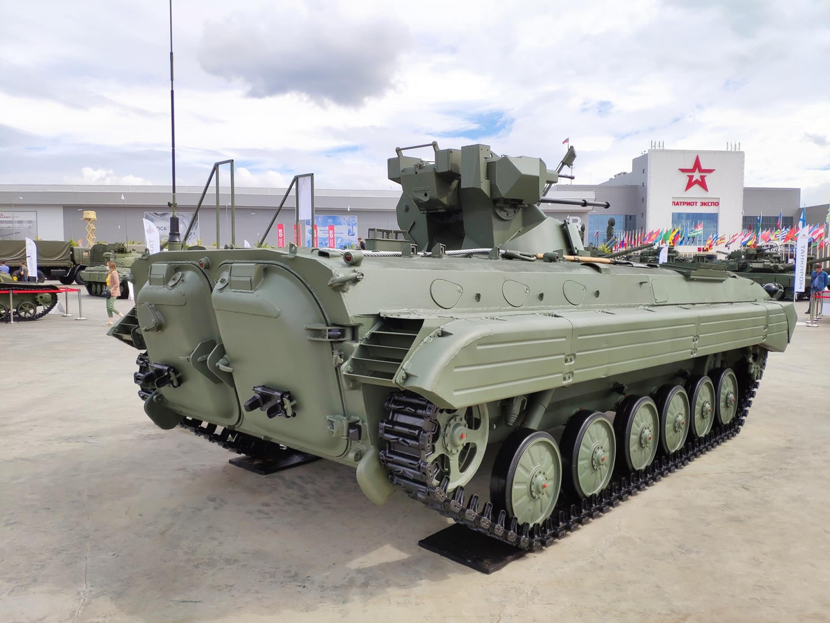 Theo cuốn sách phân tích Military Balance 2018 do Viện nghiên cứu Chiến lược Quốc tế (IISS) trụ sở tại London - Anh xuất bản, lực lượng mặt đất của quân đội Nga vẫn còn đang duy trì khoảng 500 xe chiến đấu bộ binh BMP-1, cùng với đó là hàng ngàn chiếc còn trong các kho dự trữ từ thời Liên Xô. Chương trình hiện đại hoá Basurmanin sẽ là một phương án vô cùng tối ưu để nâng cao sức mạnh của dòng xe vốn đã ra đời từ lâu này. Ảnh: Thiết giáp BMP-1AM nhìn từ phía sau. 