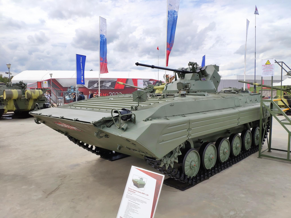 BMP-1AM do nhà máy UVZ nâng cấp từ khung thân cũ của xe chiến đấu bộ binh BMP-1 (IFV), với việc thay thế tháp pháo cũ lạc hậu bằng tháp pháo tự động 30mm kiểu mới, cho phép nó có sức mạnh tương đương thế hệ BMP-2 sau này. Xe cũng đã được thử nghiệm thành công cho nhiệm vụ đổ bộ đường không. Ảnh: Cận cảnh xe chiến đấu bộ binh BMP-1AM