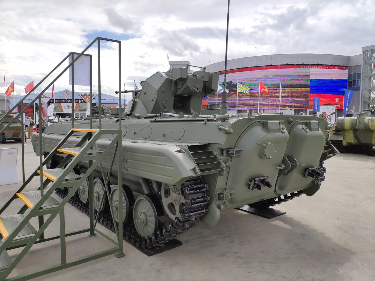 Phương án nâng cấp BMP-1AM được giới thiệu lần đầu tại Kubinka (ngoại ô Moscow) trong khuôn khổ Army-2018 từ ngày 21/8 - 26/8. Xe có trọng lượng 13 tấn, kíp lái 3 người và có thể chở theo 8 binh sĩ với đầy đủ vũ khí trang bị. Nó được lắp đặt một động cơ diesel UTD-20S1 có công suất 300 mã lực, cho phép xe đạt tốc độ hành trình 65km/h và phạm vi hoạt động 600km. Ảnh: Phía sau chiếc BMP-1AM tại Army-2020.