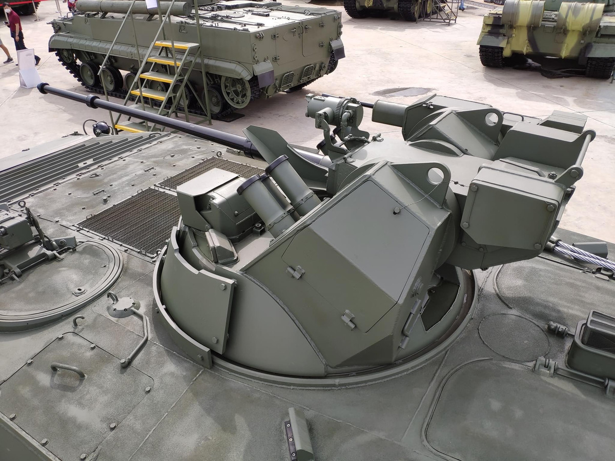Việc sử dụng moldun tháp pháo tự động kiểu BTR-82A giúp cho quân đội Nga có thể đồng bộ và dễ dàng bảo quản, sửa chữa cụm vũ khí của khí tài khi đã sở hữu những trang bị có sẵn từ lâu, cùng với đó là giúp cho chiến sĩ quen thuộc với việc vận hành. Ảnh: Cụm moldun tháp pháo tự động của BMP-1AM, tương tự trên xe BTR-82A.