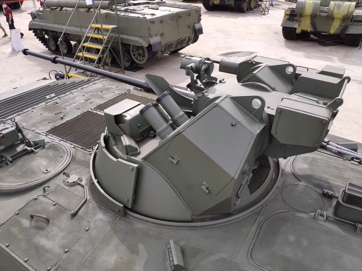 Việc sử dụng moldun tháp pháo tự động kiểu BTR-82A giúp cho quân đội Nga có thể đồng bộ và dễ dàng bảo quản, sửa chữa cụm vũ khí của khí tài khi đã sở hữu những trang bị có sẵn từ lâu, cùng với đó là giúp cho chiến sĩ quen thuộc với việc vận hành. Ảnh: Cụm moldun tháp pháo tự động của BMP-1AM, tương tự trên xe BTR-82A.