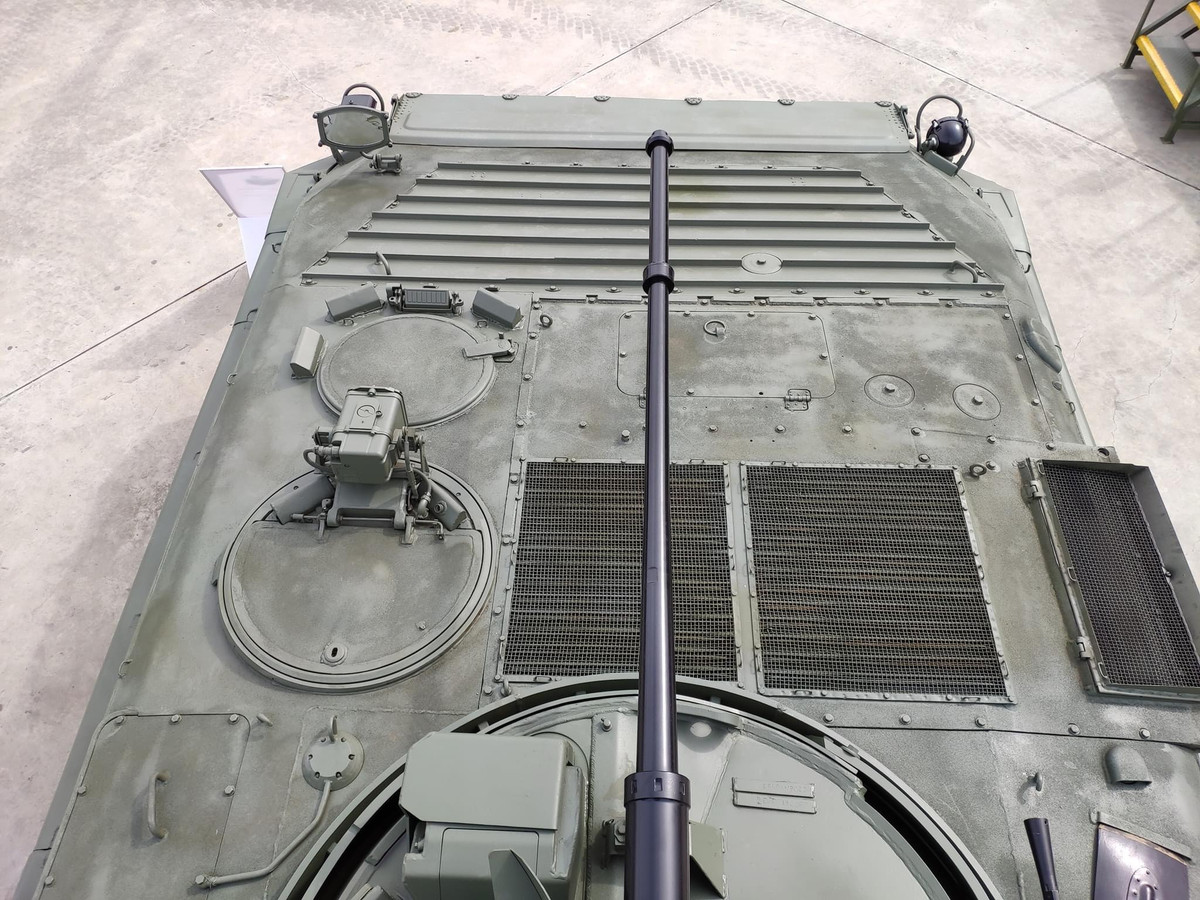 Xe cũng được tích hợp thêm hệ thống điều khiển hoả lực với kính ngắm ngày/đêm TKN-4GA-01, cùng với đó là bộ ổn định trục kép cho moldun chiến đấu. Ảnh: Nóc xe BMP-1AM ở phía trước, ta có thể thấy vị trí lái xe ở bên trái.