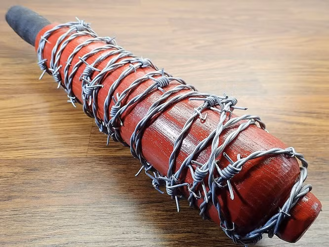 Đặc biệt, trong vụ ẩu đả cực lớn mới đây gây ra hậu quả nghiêm trọng là 20 lính Ấn Độ thiệt mạng. Phía Ấn Độ đã cáo buộc rằng Trung Quốc sử dụng một loại vũ khí tự chế tương tự Lang Nha Côn. Đây là các loại gậy dài đầu bọc bằng dây thép gai hoặc đinh, gây sát thương rất cao đối với người, đặc biệt là người không có những phương tiện bảo hộ cần thiết. Ảnh: Minh họa về loại gậy dài quấn dây thép gai được cho là sử dụng bởi biên phòng Trung Quốc.