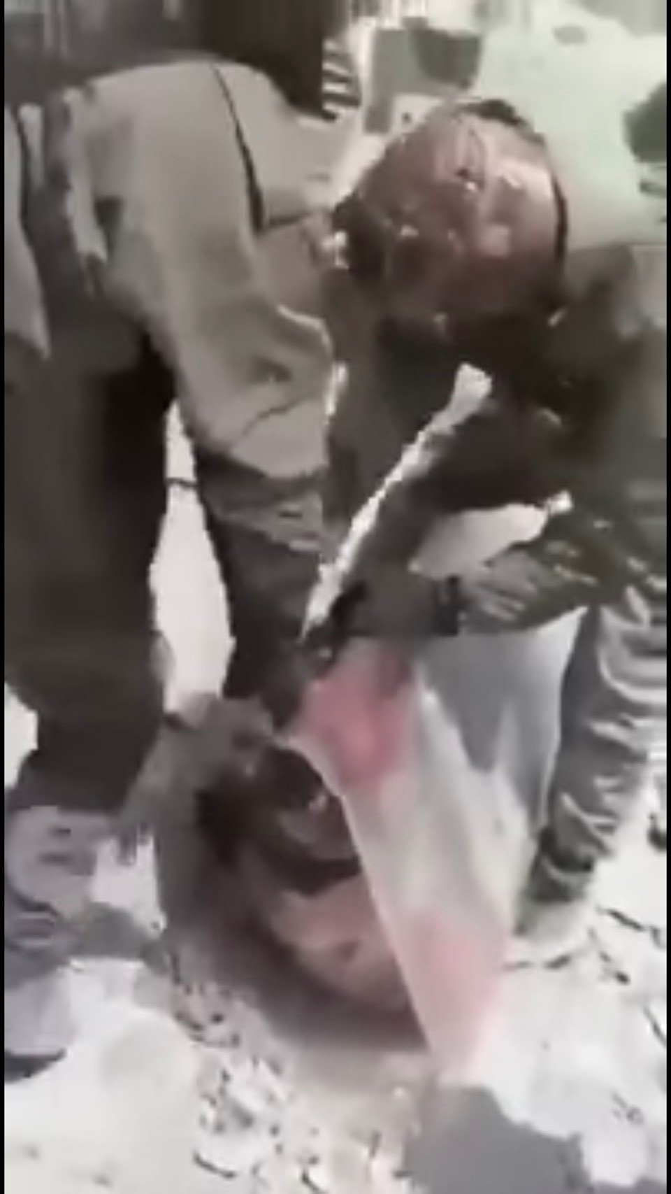 Trong video ẩu đả giữa lính Ấn Độ và lính Trung Quốc mà phía Ấn Độ tung ra thời gian cuối tháng 5 cho thấy, binh sĩ Trung Quốc đã sử dụng khiên che chắn trước những đòn tấn công đến từ lính Ấn Độ. Những tấm khiên này có ưu điểm là độ bền cao, chiều dài lớn và rộng, có thể che cả thân hình người lính dễ dàng. Ảnh: Binh sĩ Trung Quốc nấp dưới tấm khiên khi bị binh sĩ Ấn Độ tấn công.