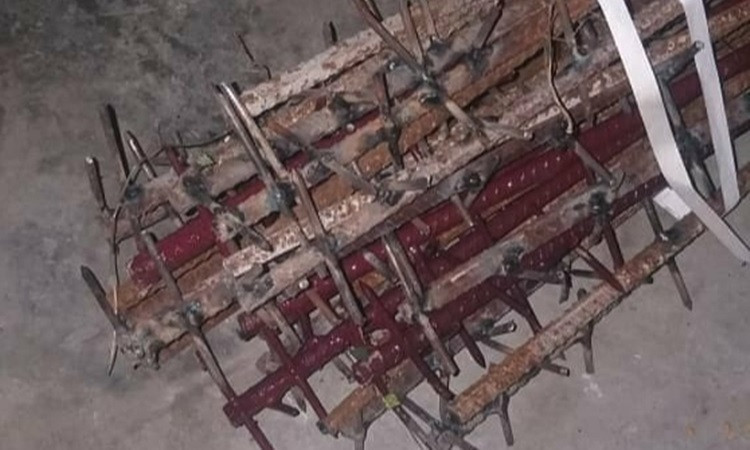 Vụ việc cũng cho thấy, binh sĩ Trung Quốc đã chuẩn bị kỹ lưỡng từ trước những tình huống xảy ra và sẽ dùng những loại vũ khí gì trong từng trường hợp. Trong khi các binh sĩ Ấn Độ khá bị động cũng như thiếu những loại vũ khí phù hợp để đáp trả, kết quả là số lượng thương vong rất cao. Ảnh: Gậy dài gắn đinh sắt được cho là sử dụng bởi lính Trung Quốc trong cuộc xung đột.