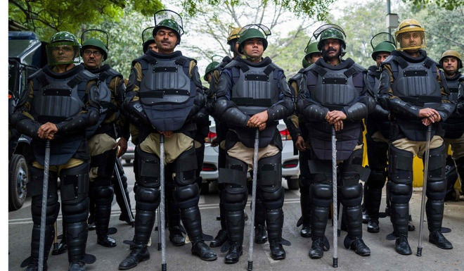 Phía Ấn Độ được cho là cũng sử dụng loại gậy Lathi cho các đơn vị biên phòng của mình. Gậy này dài khoảng 1m, làm từ kim loại, gỗ hoặc tre, đầu gậy bọc kim loại để tăng tính sát thương. Những vết thương do gậy Lathi gây ra có thể sưng và đau buốt trong nhiều ngày, thậm chí gãy xương hoặc mất mạng nếu bị đánh vào các khu vực nguy hiểm trên cơ thể. Ảnh: Cảnh sát chống bạo động Ấn Độ với gậy Lathi.