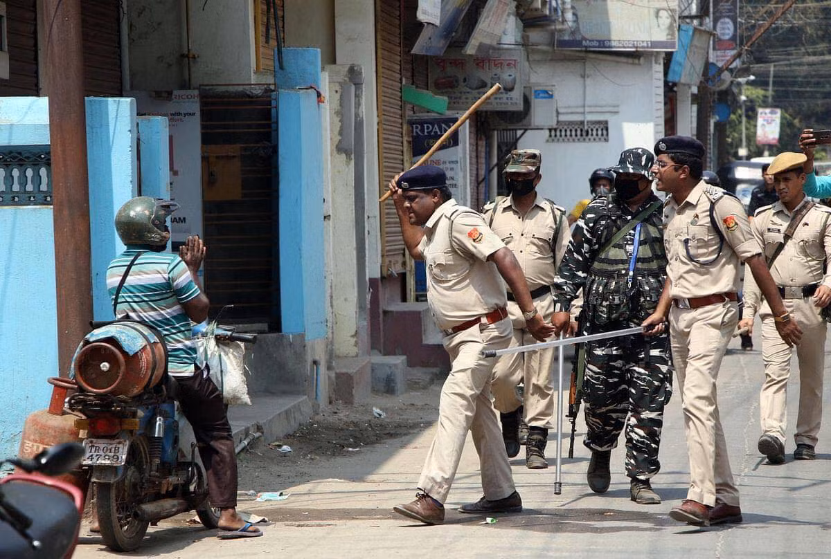 Dù vậy, việc sử dụng gậy Lathi không thể giúp các binh sĩ Ấn Độ có ưu thế trước các loại trường côn vốn có ưu điểm dài và tầm đánh xa cũng như loại gậy bọc dây thép gai hoặc đinh. Đó cũng chính là lí do khiến cho vụ ẩu đả lớn giữa tháng 6 vừa qua, Ấn Độ hoàn toàn bị lép vế trước Trung Quốc. Ảnh: Cảnh sát Ấn Độ với gậy Lathi.