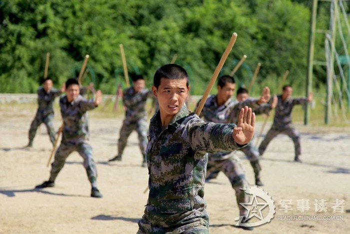 Người Trung Quốc không những không loại bỏ vũ khí thô sơ này mà vẫn tiếp tục biên chế cũng như có những bài huấn luyện đặc biệt cho binh sĩ về cách sử dụng đoản côn hoặc trường côn. Loại vũ khí này có ưu điểm là dễ dàng chế tạo, giá thành rẻ, có thể tấn công đối phương ở khoảng cách xa cũng như sát thương cao. Ảnh: Bộ đội Trung Quốc huấn luyện sử dụng trường côn.