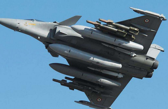 Trên thực tế, máy bay chiến đấu Rafale do công ty Dassault của Pháp sản xuất không phải là lựa chọn duy nhất của Ấn Độ; nhiều quốc gia khác đã bày tỏ sự quan tâm tới dự án 126 máy bay chiến đấu hạng trung của Ấn Độ và sẵn sàng “chiều” theo yêu cầu của phía Ấn Độ. Ảnh: Máy bay Rafale - Nguồn: Wikipedia