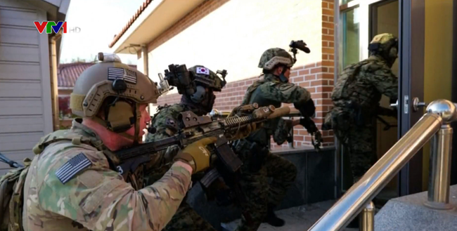 Giống như Quân đội Mỹ, ROK chú trọng phát triển các lực lượng đặc nhiệm. Tiểu đoàn đặc nhiệm 707 Hổ Trắng được cho là có nhiệm vụ giống với Lực lượng Delta của Mỹ. ROK hiện có 4 lữ đoàn và 6 trung đoàn đặc nhiệm độc lập, có nhiệm vụ phối thuộc hoặc tăng cường cho các quân đoàn khi có tình huống xảy ra.