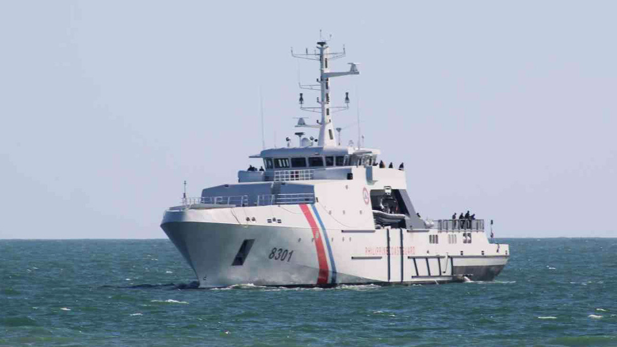 Thân tàu được làm từ hợp kim nhôm cho nó có một trọng lượng rất nhẹ, cộng với động cơ công suất lớn giúp tàu có thể đạt tốc độ cực cao, phù hợp với các tình huống yêu cầu tiếp cận mục tiêu nhanh chóng như cứu hộ cứu nạn trên biển. Đồng thời tàu có cả sàn đáp và hangar để có thể tiếp nhận trực thăng hỗ trợ trong những chuyến đi biển xa. Ảnh: Tàu tuần tra mới trong quá trình thử nghiệm.