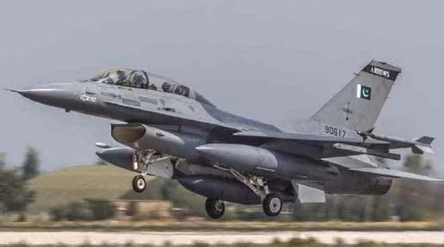 Khi đó Mỹ đã bán nhiều vũ khí cho Pakistan, nổi bật là số máy bay chiến đấu F-16, để Pakistan đủ sức đương đầu với máy bay chiến đấu MiG-29 của Liên Xô khi đó. Ảnh: Máy bay F-16A của Không quân Pakistan - Nguồn: Wikipedia.