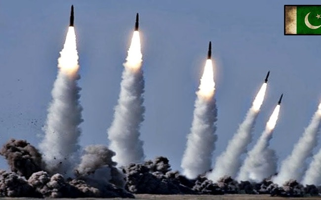 Năm 1998, khi Ấn Độ thử 6 quả bom hạt nhân trong vòng 3 ngày. Gần 3 tuần sau, Pakistan đã tiến hành một lịch trình thử nghiệm cấp tập tương tự, với 5 quả bom trong 1 ngày và quả bom thứ 6 vào 3 ngày sau đó. Hành động này của cả Ấn Độ và Pakistan bị thế giới lên án; Mỹ ngay lập tức áp dụng lệnh cấm vận vũ khí với cả Ấn Độ và Pakistan. Ảnh: Tên lửa đạn đạo của Pakistan có thể mang vũ khí hạt nhân – Nguồn: AP