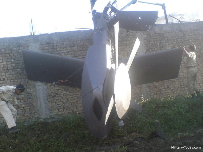 Điều Mỹ lo ngại không phải không có cơ sở, vì trước đó Pakistan đã chuyển giao tên lửa Tomahawk (bị rơi trong lãnh thổ Pakistan trong cuộc chiến của Mỹ với Afghanistan năm 2001) và trực thăng trực thăng Black Hawk (bị rơi trong vụ đặc nhiệm Mỹ tiêu diệt trùm khủng bố Osama bin Laden), cho phía Trung Quốc. Ảnh: Chiếc trực thăng Black Hawk bị rơi trong vụ đặc nhiệm Mỹ tiêu diệt trùm khủng bố Osama bin Laden - Nguồn: Military Today