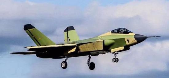 Mặc dù kích thước của FC-31 tương tự F-35 do Mỹ sản xuất, nhưng các nhà thiết kế Trung Quốc lựa chọn việc sử dụng 2 động cơ, thay vì 1 động cơ như của F-35, do vậy thân máy bay FC-31 có tính năng khí động học và hiệu suất bay siêu âm tốt hơn F-35.