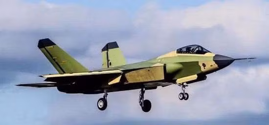 Mặc dù kích thước của FC-31 tương tự F-35 do Mỹ sản xuất, nhưng các nhà thiết kế Trung Quốc lựa chọn việc sử dụng 2 động cơ, thay vì 1 động cơ như của F-35, do vậy thân máy bay FC-31 có tính năng khí động học và hiệu suất bay siêu âm tốt hơn F-35.