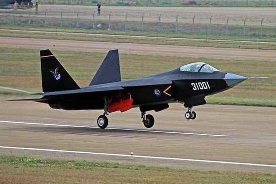 Mặt hạn chế của máy bay chiến đấu FC-31 đó là khoang vũ khí nhỏ, do vậy khả năng mang theo vũ khí bị hạn chế; cùng với đó là lượng nhiên liệu mang được ít hơn và chỉ được trang bị động cơ thế hệ 3 của Nga.