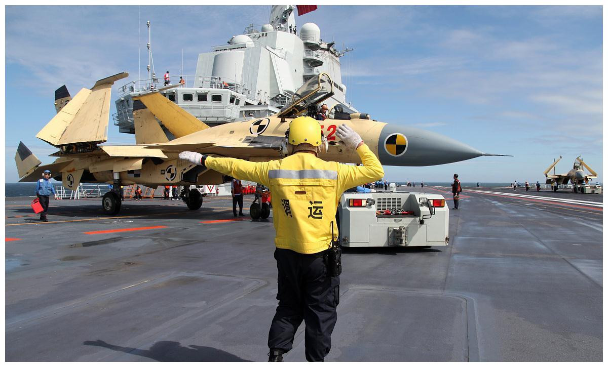 Có lẽ nhà sản xuất Shenyang sẽ như “chết đuối vớ được cọc”, khi được các nhà lãnh đạo Quân đội Trung Quốc quan tâm đến dự án, và họ không còn phải vất vả khi lo kinh phí phát triển dự án. Ảnh: Tiêm kích hạm J-16 hoạt động trên tàu sân bay Liêu Ninh.