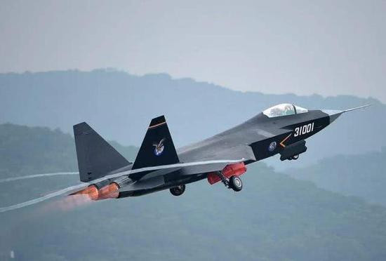 Có rất nhiều thứ, mà theo các nhà phân tích quân sự Trung Quốc là “hơn F-35”, nhưng điều đáng xấu hổ là mẫu máy bay chiến đấu “tiên tiến” này đã không nhận được bất kỳ đơn đặt hàng nào ở nước ngoài nào, kể từ chuyến bay đầu tiên vào ngày 31/10/ 2012.