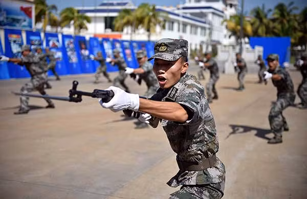 Trong lần cải cách gần đây nhất (2016), Trung Quốc đã cắt giảm hơn 300.000 binh sỹ; tuy nhiên lực lượng HQĐB lại được nâng cấp biên chế từ lữ đoàn lên thành quân đoàn trực thuộc PLAN; tiếp tục trang bị nhiều loại vũ khí, phương tiện mới hiện đại và tăng cường các hoạt động huấn luyện, thực hành các cuộc diễn tập đổ bộ với nhiều tình huống khác nhau. Ảnh: Lính Hải quân Đánh bộ Trung Quốc tập luyện đánh giáp la cà - Nguồn: Quân đội Trung Quốc.