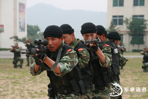 Trong chiến lược quân sự của Trung Quốc xác định rõ, “cần phải có lực lượng HQĐB đủ mạnh để bảo vệ các đảo mà Trung Quốc đã chiếm trong thời bình và chiếm đóng các đảo khu vực trong thời chiến"; trong đó, bao gồm cả Đài Loan và các đảo đang có tranh chấp ở Biển Đông, biển Hoa Đông. Ảnh: Lính HQĐB Trung Quốc luyện tập chiếm đảo - Nguồn: Sina.