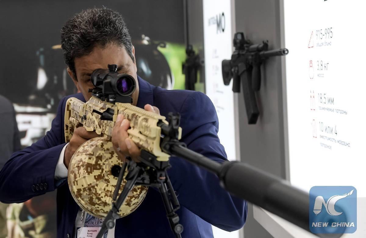 Hi vọng trong tương lai gần, chúng ta sẽ sớm được chứng kiến mẫu súng máy hạng nhẹ mới của Nga. Hiện nay, quân đội Việt Nam cũng đang có nhu cầu cần thay thế các loại súng máy cũ trong biên chế đã sử dụng lâu năm như RPD, RPK. Có thể trong thời điểm không xa, những khẩu súng máy mới này sẽ lọt vào mắt xanh của những nhà quan sát mua sắm quốc phòng Việt Nam. Ảnh: Nhân viên tập đoàn KC chào hàng một khẩu súng máy RPK-16.