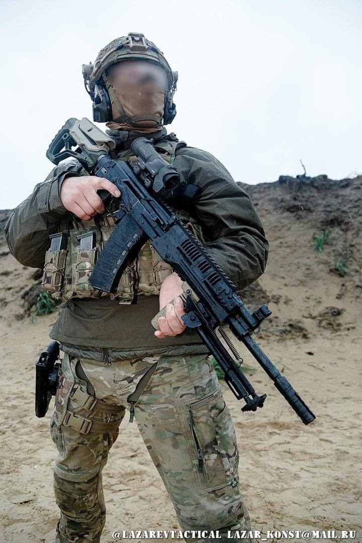 RPK-16 được giới thiệu lần đầu tiên năm 2016 và nhận được sự quan tâm rất lớn bởi quân đội Nga, đây là sản phẩm của tập đoàn Kalashnikov nổi tiếng. Điểm đặc biệt là súng có tính năng thay đổi nòng súng dễ dàng để tùy biến làm súng máy hạng nhẹ hoặc súng trường tấn công một cách nhanh chóng. Ảnh: Một đặc nhiệm SSO của Nga với súng máy RPK-16 gắn hộp tiếp đạn 30 viên.