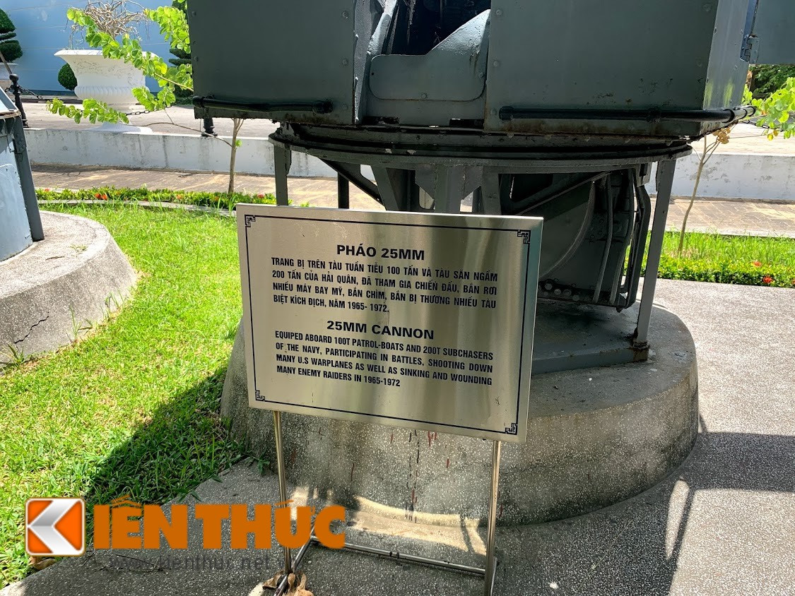 Dù cho đã được thay thế bằng các mẫu pháo hạm mới hơn như AK-230, AK-630 tuy nhiên còn nhiều tàu chiến mặt nước kiểu cũ của Hải quân Việt Nam hiện nay vẫn còn sử dụng mẫu pháo 2M-3/2M-3M cổ điển này với việc nó vẫn còn hiệu quả trong nhiệm vụ trấn áp mục tiêu nhỏ trên mặt biển. Ảnh: Bảng giới thiệu của pháo 2M-3 tại Bảo tàng Hải quân, có thể thấy cơ cấu cò ở phía dưới vị trí xạ thủ.