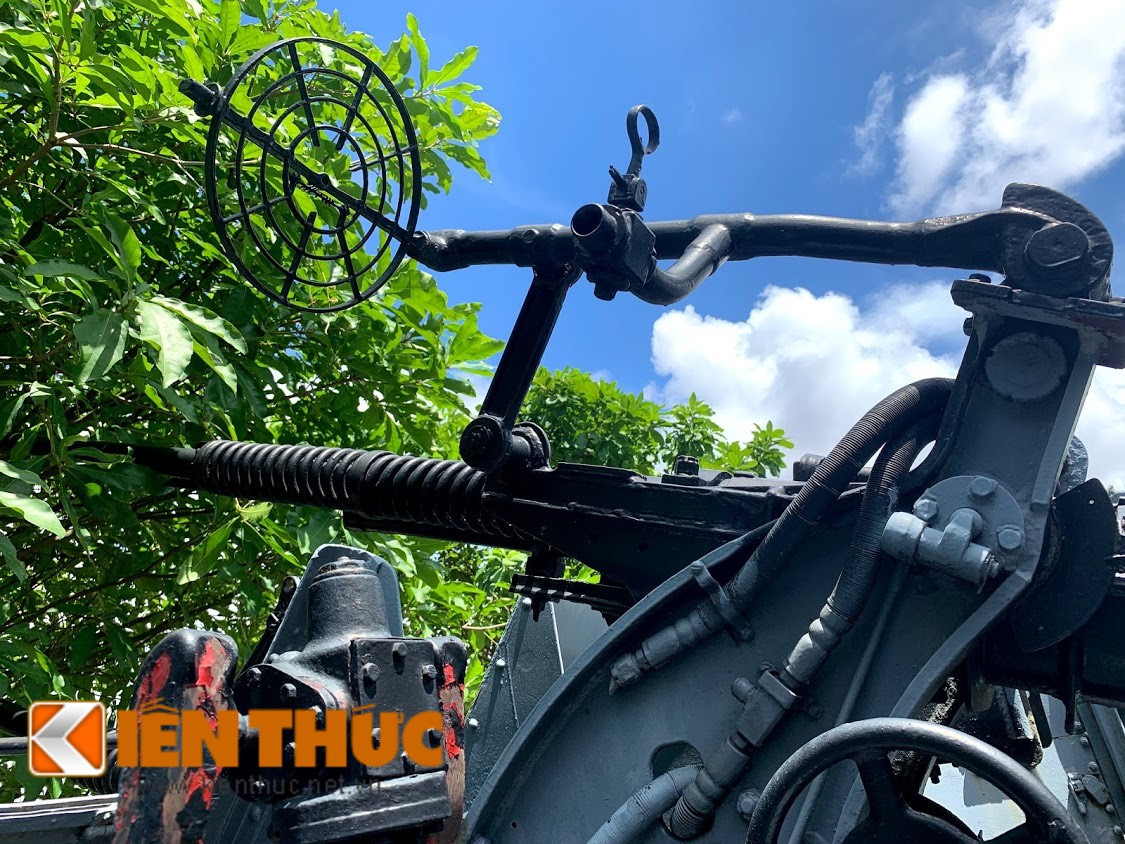 Sau này, người Liên Xô tiếp tục ra mắt phiên bản cải tiến của pháo 2M-3 là pháo hạm 2M-3M với trọng lượng nặng hơn (1.515kg so với 1.500kg của 2M-3), có tốc độ bắn cao hơn 470 - 480 phát/phút (450 phát/phút của 2M-3). Góc nâng hạ nòng 2M-3/2M-3M là -10 độ đến +85 độ, có thể xoay 360 độ. Khi sử dụng cơ cấu điều khiển thủy lực, pháo có thể nâng hạ nòng 70 độ/giây và khi sử dụng sức người là 25 độ/giây. Ảnh: Cận cảnh cơ cấu kính ngắm của pháo 2M-3 và cơ cấu bánh quay nâng hạ nòng pháo.