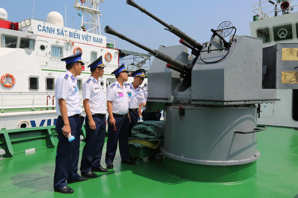 Bước vào thời kỳ đổi mới, mẫu pháo hạm 2M-3/2M-3M vẫn còn được tin dùng và trở thành mẫu pháo hạm chính thức được trang bị trên các tàu tuần tra làm nhiệm vụ chấp pháp của Cảnh sát biển Việt Nam cho đến sau năm 2014 khi nó được thay thế bằng pháo hạm nòng đôi 23mm kiểu mới có hiệu quả cao hơn. Ảnh: Cán bộ chiến sĩ tàu Cảnh sát biển bên cạnh pháo hạm 2M-3M trên tàu TT-200.