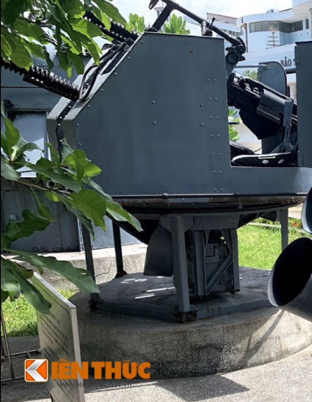 Pháo hạm hạng nhẹ 2M-3 2 nòng cỡ 25mm được Liên Xô nghiên cứu phát triển từ năm 1945 và chính thức đưa vào hoạt động từ năm 1953, sản xuất loạt từ năm 1953 đến năm 1984 tại cả Liên Xô và Trung Quốc với tên gọi Type 61. Ảnh: Cận cảnh cửa ra vào của xạ thủ pháo 2M-3