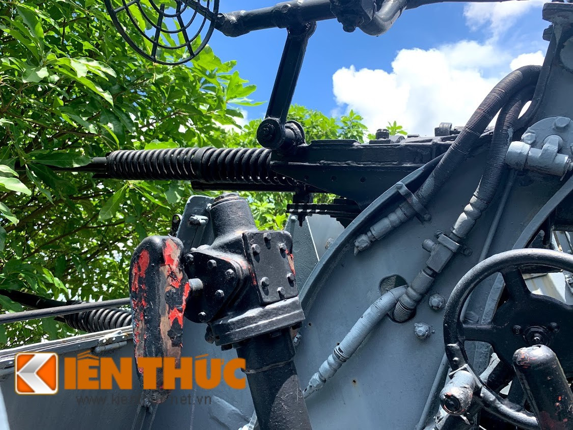 Pháo sử dụng bệ giá đỡ hở phía trên, nòng pháo 25mm được lắp đặt trên dưới song song. Xạ thủ sẽ được đặt ở phía bên trái của bệ, ở giữa là pháo chính và bên phải là khu vực chứa đạn. Pháo được làm mát bằng không khí trong khi bắn và đây cũng chính là nhược điểm lớn nhất của nó, khiến nòng dễ bị nóng Ảnh: Cận cảnh nòng pháo hạm 2M-3