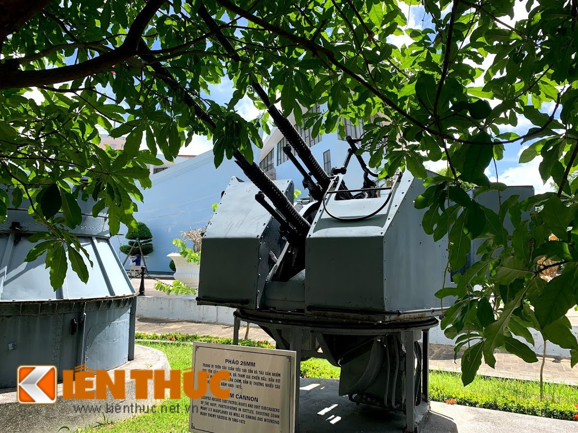 Mới đây, trong chuyến thăm Bảo tàng Hải quân tại thành phố Hải Phòng, PV Kiến Thức đã có dịp sờ tận tay mẫu pháo hạm huyền thoại này. Nó đã và vẫn đang được trang bị trên các tàu chiến mặt nước của Hải quân Việt Nam cũng như Cảnh sát biển với nhiệm vụ chấp pháp. Ảnh: Cận cảnh pháo 2M-3 tại Bảo tàng Hải quân.