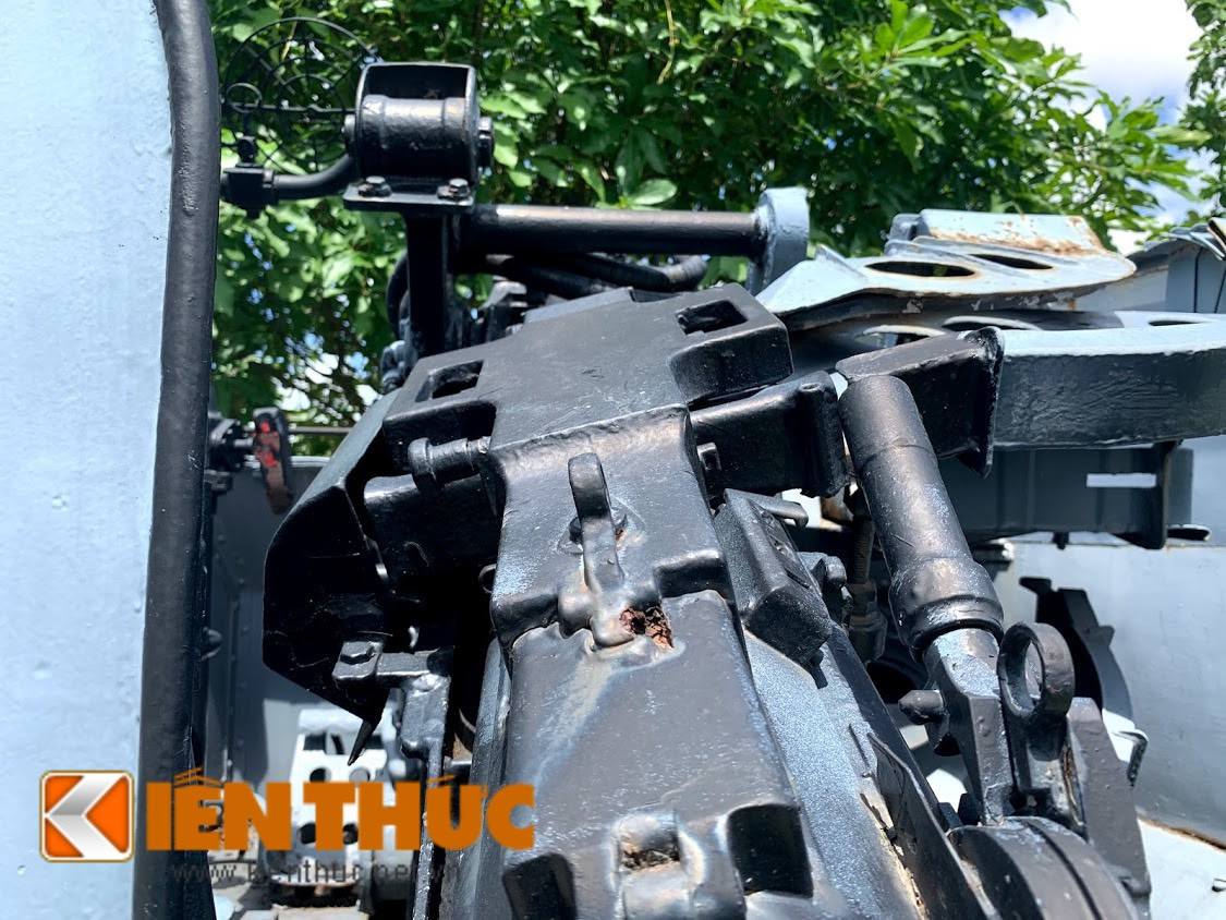 Pháo hạm 2M-3 sử dụng 2 nòng pháo 110-PM bắn đạn 25x218mm mạnh mẽ với tốc độ bắn 450 phát/phút. Đạn 25mm có tầm bắn tối đa lên tới 3km đối với mục tiêu mặt biển và 1.7km đối với mục tiêu trên không. Chúng có thể sử dụng làm pháo phòng không tầm gần hạn chế để chống lại mục tiêu bay tấn công tàu trên biển. Ảnh: Cận cảnh thân pháo 110-PM