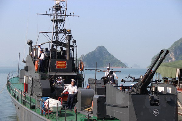 Là một trong những mẫu pháo hạm hạng nhẹ đầu tiên và lâu đời nhất còn được sử dụng trên thế giới cũng như trong biên chế Việt Nam hiện nay, 2M-3 chính là mẫu pháo huyền thoại, một chứng nhân lịch sử đã cùng bộ đội Hải quân trải qua những năm tháng hào hùng kháng chiến chống lại Mỹ xâm lược, quấy rối vùng biển miền bắc nước ta. Ảnh: Bộ đội Hải quân huấn luyện thao tác pháo hạm 2M-3 trên tàu tuần tra 100 tấn do nước bạn viện trợ.