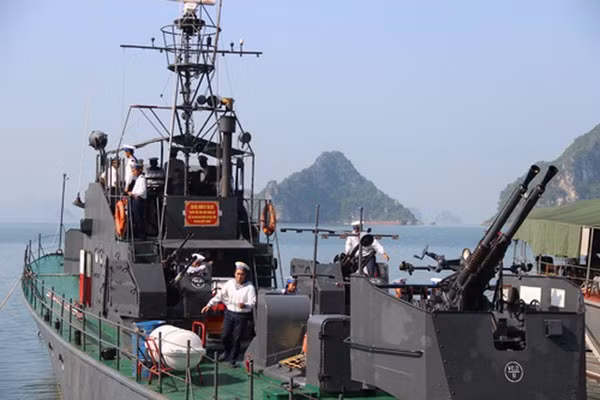 Là một trong những mẫu pháo hạm hạng nhẹ đầu tiên và lâu đời nhất còn được sử dụng trên thế giới cũng như trong biên chế Việt Nam hiện nay, 2M-3 chính là mẫu pháo huyền thoại, một chứng nhân lịch sử đã cùng bộ đội Hải quân trải qua những năm tháng hào hùng kháng chiến chống lại Mỹ xâm lược, quấy rối vùng biển miền bắc nước ta. Ảnh: Bộ đội Hải quân huấn luyện thao tác pháo hạm 2M-3 trên tàu tuần tra 100 tấn do nước bạn viện trợ.