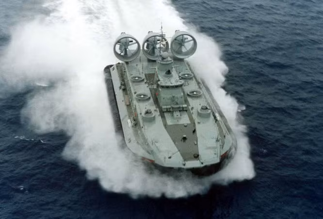 Theo đánh giá, quốc gia được hưởng lợi nhiều nhất từ "miếng bánh" Ukraine chính là Trung Quốc; do bị phương Tây cấm vận về vũ khí từ năm 1989, lợi dụng sự khó khăn về kinh tế và lỗ hổng về bảo vệ của Ukraine, Trung Quốc đã tích cực khai thác "mỏ vàng" công nghệ quốc phòng của nước này; có thể nói, thành tựu công nghiệp quốc phòng của Trung Quốc ngày nay, có sự đóng góp rất lớn của việc Liên Xô sụp đổ. Ảnh: Trung Quốc đã mua được công nghệ chế tạo tàu đổ bộ đệm khí lớn nhất thế giới Zubr của Ukraine. Nguồn: Wikipedia.