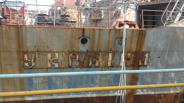 Sau khi Ukraine kế thừa tàu tuần dương trên, nó được đổi tên thành "Ukraine", do không có tiền để hoàn thiện và việc Nga từ chối hợp tác với Ukraine để hoàn thành các dự án còn lại (toàn bộ phần vũ khí). Do đó, tàu tuần dương tên lửa "Ukraine" đã được neo trong xưởng đóng tàu từ đó đến nay. Ảnh: Tàu tuần dương "Ukraine" - Nguồn: southfron