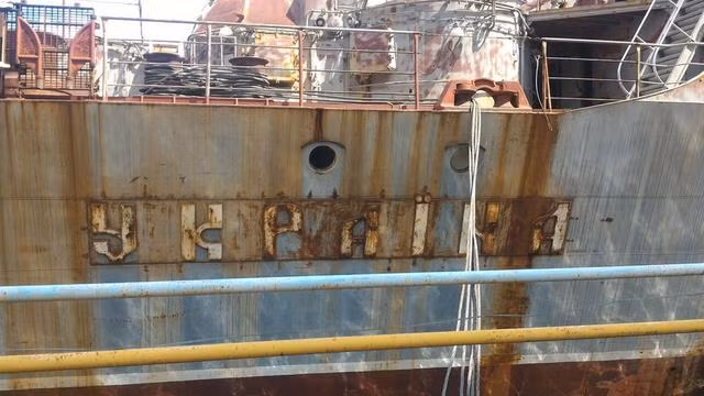 Sau khi Ukraine kế thừa tàu tuần dương trên, nó được đổi tên thành "Ukraine", do không có tiền để hoàn thiện và việc Nga từ chối hợp tác với Ukraine để hoàn thành các dự án còn lại (toàn bộ phần vũ khí). Do đó, tàu tuần dương tên lửa "Ukraine" đã được neo trong xưởng đóng tàu từ đó đến nay. Ảnh: Tàu tuần dương "Ukraine" - Nguồn: southfron