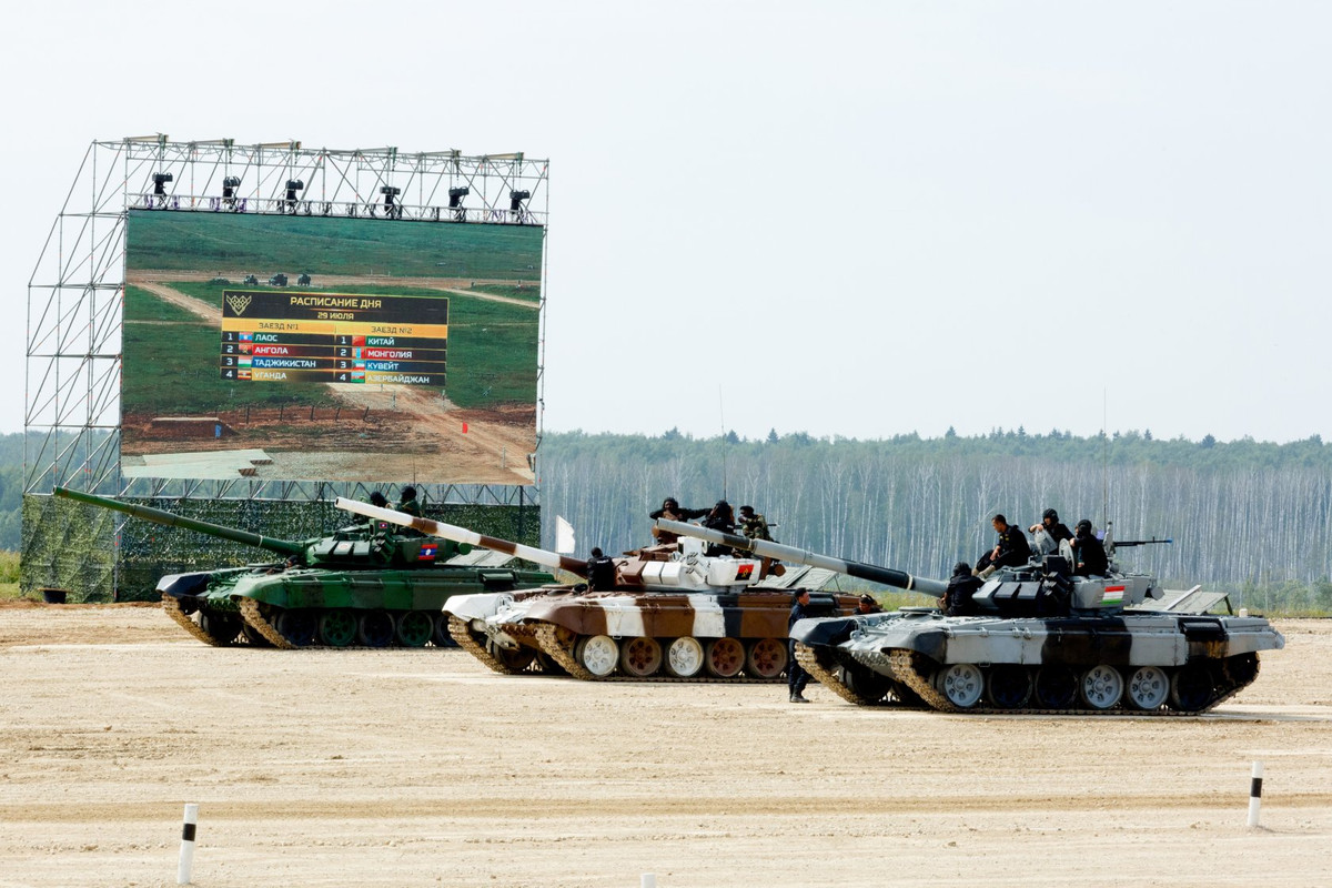 Trong đó, hấp dẫn và đáng mong chờ bậc nhất trong các nội dung thi của Army Games đó chính là mục “ Tank Biathlon”. Năm nay, do sự ảnh hưởng của đại dịch COVID-19, chỉ có 16 đội từ các nước tham gia nội dung này, chia làm 2 bảng, mỗi bảng 8 đội. Từ hai bảng, sẽ tiếp tục chia ra làm 2 nhánh, với mỗi nhánh 4 đội. Do chỉ có 8 đội trong một bảng đấu nên các đội năm nay sẽ thi đấu thẳng vào vòng bán kết, và chọn sau đó ra mỗi nhánh 2 đội đứng đầu để thi chung kết của bảng. Ảnh: Xe tăng của các đội chuẩn bị bước vào phần thi tại Tank Biathlon 2017.