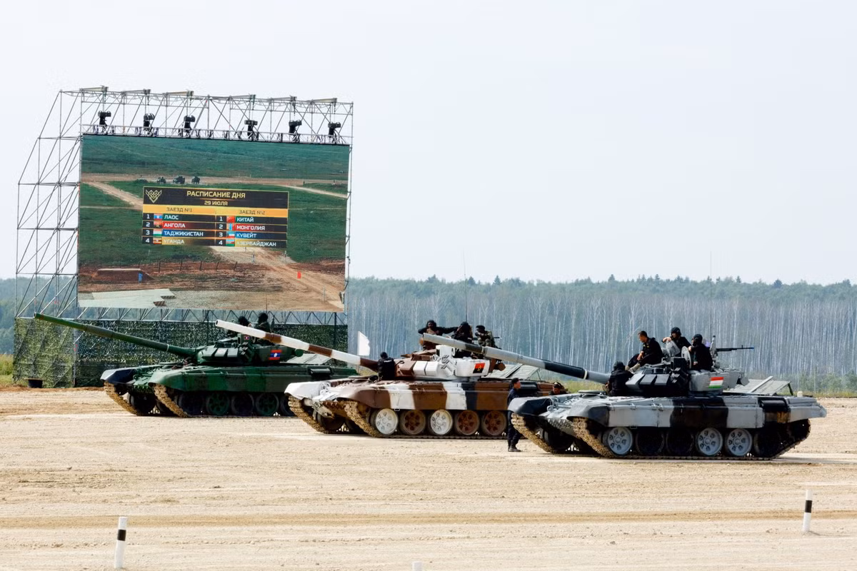 Trong đó, hấp dẫn và đáng mong chờ bậc nhất trong các nội dung thi của Army Games đó chính là mục “ Tank Biathlon”. Năm nay, do sự ảnh hưởng của đại dịch COVID-19, chỉ có 16 đội từ các nước tham gia nội dung này, chia làm 2 bảng, mỗi bảng 8 đội. Từ hai bảng, sẽ tiếp tục chia ra làm 2 nhánh, với mỗi nhánh 4 đội. Do chỉ có 8 đội trong một bảng đấu nên các đội năm nay sẽ thi đấu thẳng vào vòng bán kết, và chọn sau đó ra mỗi nhánh 2 đội đứng đầu để thi chung kết của bảng. Ảnh: Xe tăng của các đội chuẩn bị bước vào phần thi tại Tank Biathlon 2017.
