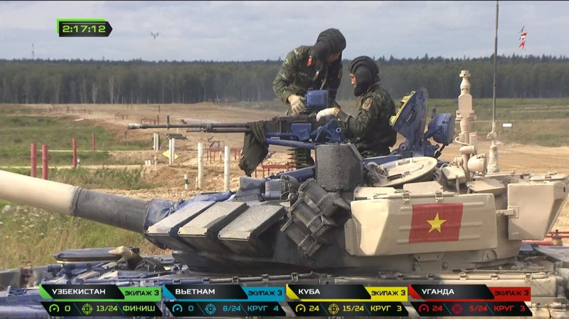 Ở bài bắn thứ hai, kíp lái sẽ sử dụng súng máy phòng không 12.7mm để tiêu diệt mục tiêu mô phỏng trực thăng đối phương. Tương tự, xe tăng cũng dừng lại tại vị trí tiếp đạn, với cơ số 15 viên và tiến vào tuyến bắn. Với cơ số đạn này, kíp xe cũng phải bắn trúng 3 mục tiêu có khoảng cách từ 800 - 1.000m. Xe cũng chỉ được phép rời tuyến bắn sau khi đã hết đạn. Cũng như ở bài bắn một, nếu xe bắn trượt mục tiêu sẽ phải thực hiện vòng chạy phụ. Ảnh: Pháo thủ hỗ trợ nạp đạn cho súng máy 12.7mm giúp trưởng xe sẵn sàng tác xạ.