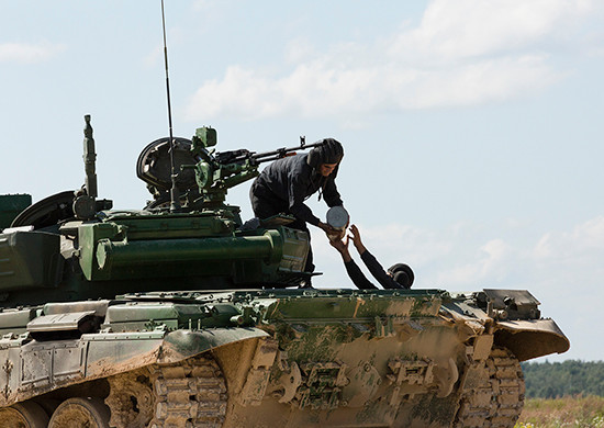 Sau khi kết thúc bài thi bằng việc cả ba kíp xe đều đã hoàn thành chặng chạy, với tổng số là 12 vòng, thì đội có thành tích hoàn thành bài thi với thời gian nhanh nhất sẽ là đội vô địch của giải đua xe tăng - “Tank Biathlon” năm nay. Như vậy, sẽ có hai đội đạt huy chương vàng là đội nhất bảng 1 và đội nhất bảng 2. Ảnh: Kíp xe tiếp đạn pháo 125mm chuẩn bị thực hiện bài bắn.