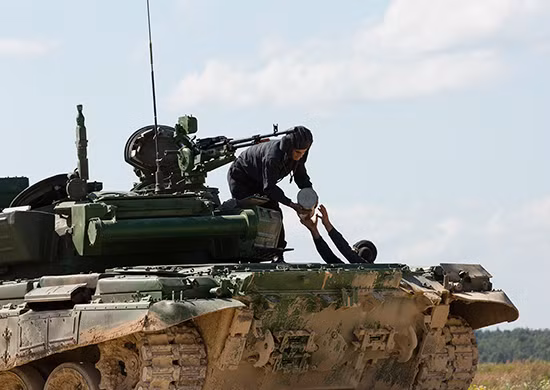 Sau khi kết thúc bài thi bằng việc cả ba kíp xe đều đã hoàn thành chặng chạy, với tổng số là 12 vòng, thì đội có thành tích hoàn thành bài thi với thời gian nhanh nhất sẽ là đội vô địch của giải đua xe tăng - “Tank Biathlon” năm nay. Như vậy, sẽ có hai đội đạt huy chương vàng là đội nhất bảng 1 và đội nhất bảng 2. Ảnh: Kíp xe tiếp đạn pháo 125mm chuẩn bị thực hiện bài bắn.