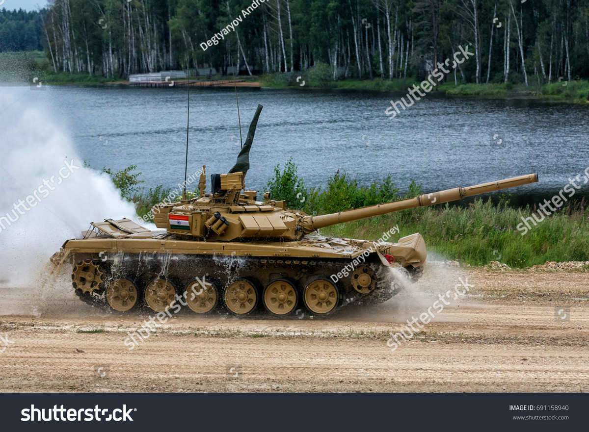 Sau khi vượt qua vòng bảng với việc tổng thời gian thi đấu tại bài thi cá nhân của cả ba kíp xe trong một đội thi, 2 đội mạnh nhất nhánh sẽ tiếp tục tiến vào vòng trong với thể thức thi đấu tiếp sức. Do năm nay chỉ có 16 đội tham gia, mỗi bảng chỉ có 8 đội thi đấu nên vòng bảng của giải tương ứng với vòng bán kết, và 2 đội mạnh nhất mỗi nhánh sẽ lập thành một nhánh 4 đội để thi đấu vòng chung kết. Ảnh: Xe tăng T-90 Bhisma do đội tuyển Ấn Độ tự mang sang để thi đấu Tank Biathlon, năm nay, do một số lí do, Ấn Độ đã không cử đội thi tham gia nội dung này.