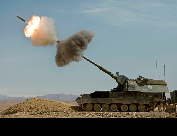 Dù có tính năng hiện đại, tốc độ bắn cao, tuy nhiên tầm bắn của nó vẫn còn thua kém 2S35 Koalitsiya-SV của Nga. Ngoài ra, khẩu pháo tự hành này theo đánh giá của chính quân đội Đức là có độ chính xác khá thấp. Điều này đã được tiết lộ sau quá trình tham chiến của PzH 2000 tại Afghanistan. Ảnh: Pháo PzH 2000 khai hỏa.