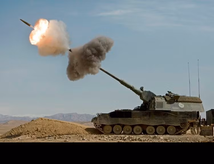 Dù có tính năng hiện đại, tốc độ bắn cao, tuy nhiên tầm bắn của nó vẫn còn thua kém 2S35 Koalitsiya-SV của Nga. Ngoài ra, khẩu pháo tự hành này theo đánh giá của chính quân đội Đức là có độ chính xác khá thấp. Điều này đã được tiết lộ sau quá trình tham chiến của PzH 2000 tại Afghanistan. Ảnh: Pháo PzH 2000 khai hỏa.